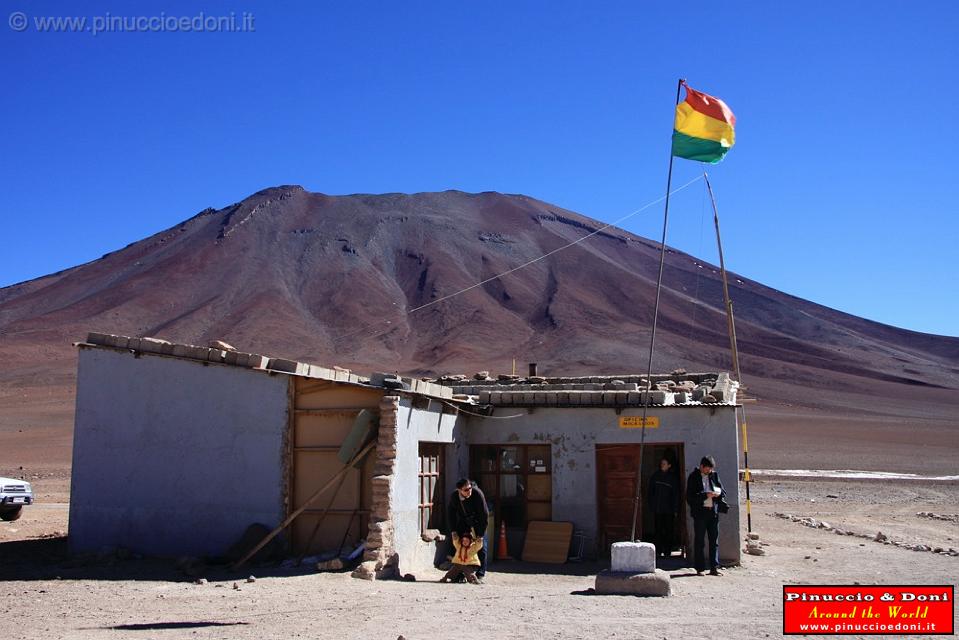 BOLIVIA - Verso il Chile - 33 la frontiera boliviana.jpg